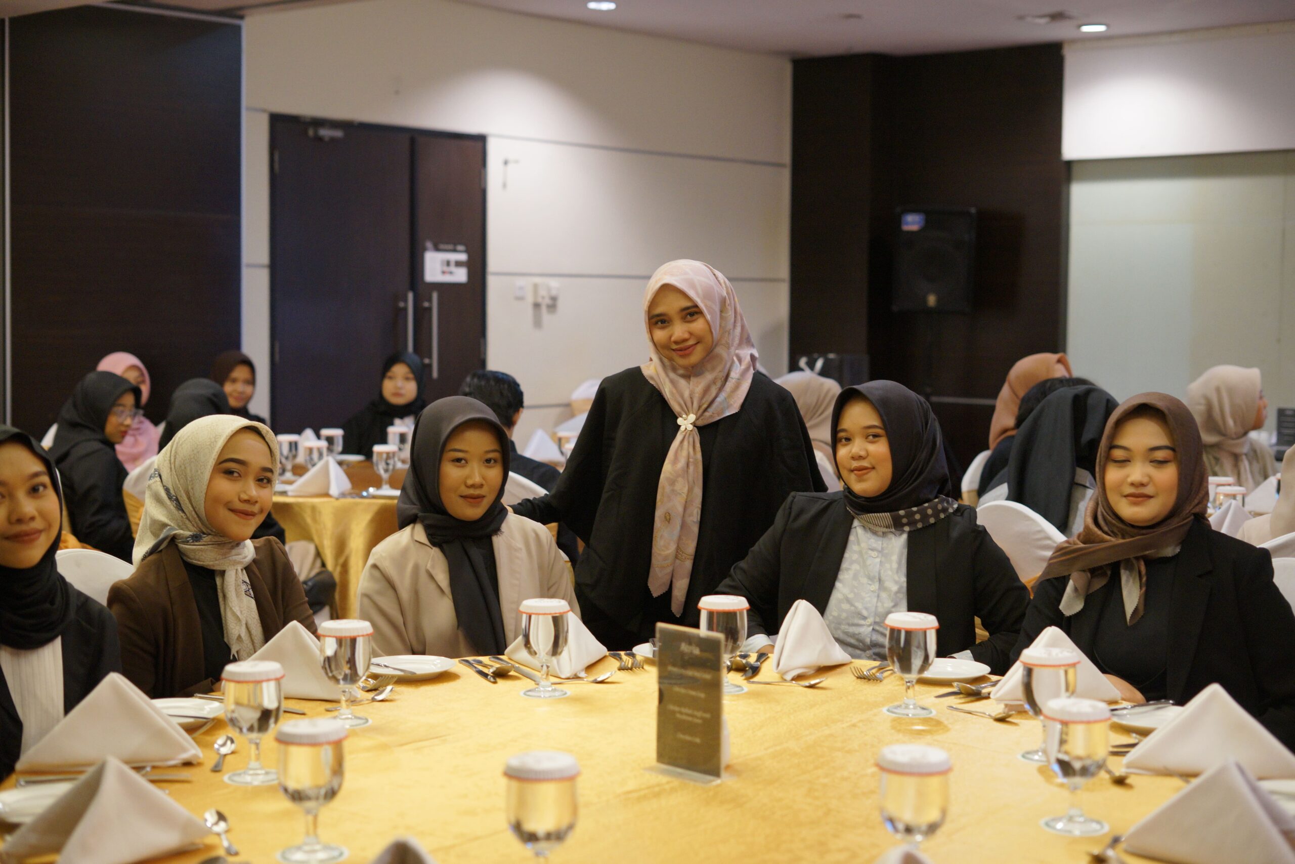 Melangkah ke Dunia Profesional dengan Berkelas: Ilkom Unimma Gelar Table Manner di Hotel Atria Magelang