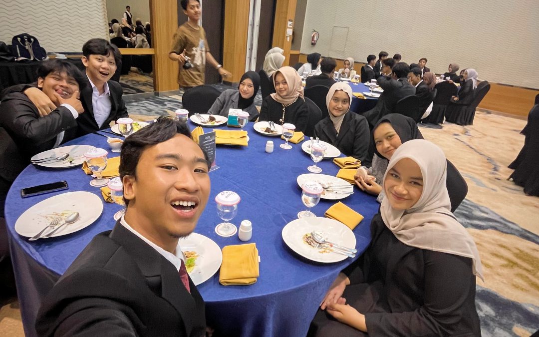 Meningkatkan Etika dan Kepercayaan Diri Melalui Table Manner bagi Mahasiswa Ilkom Unimma
